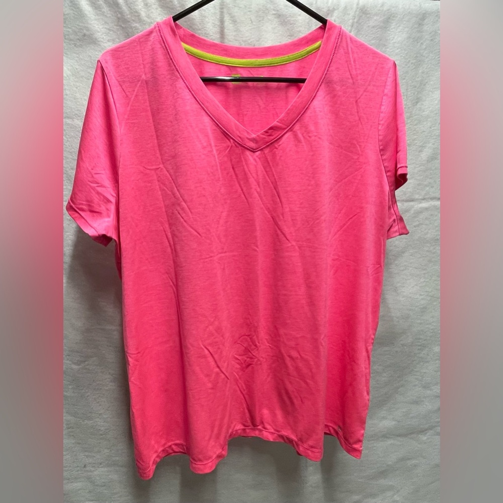 Xersion short sleeved V-neck shirt
